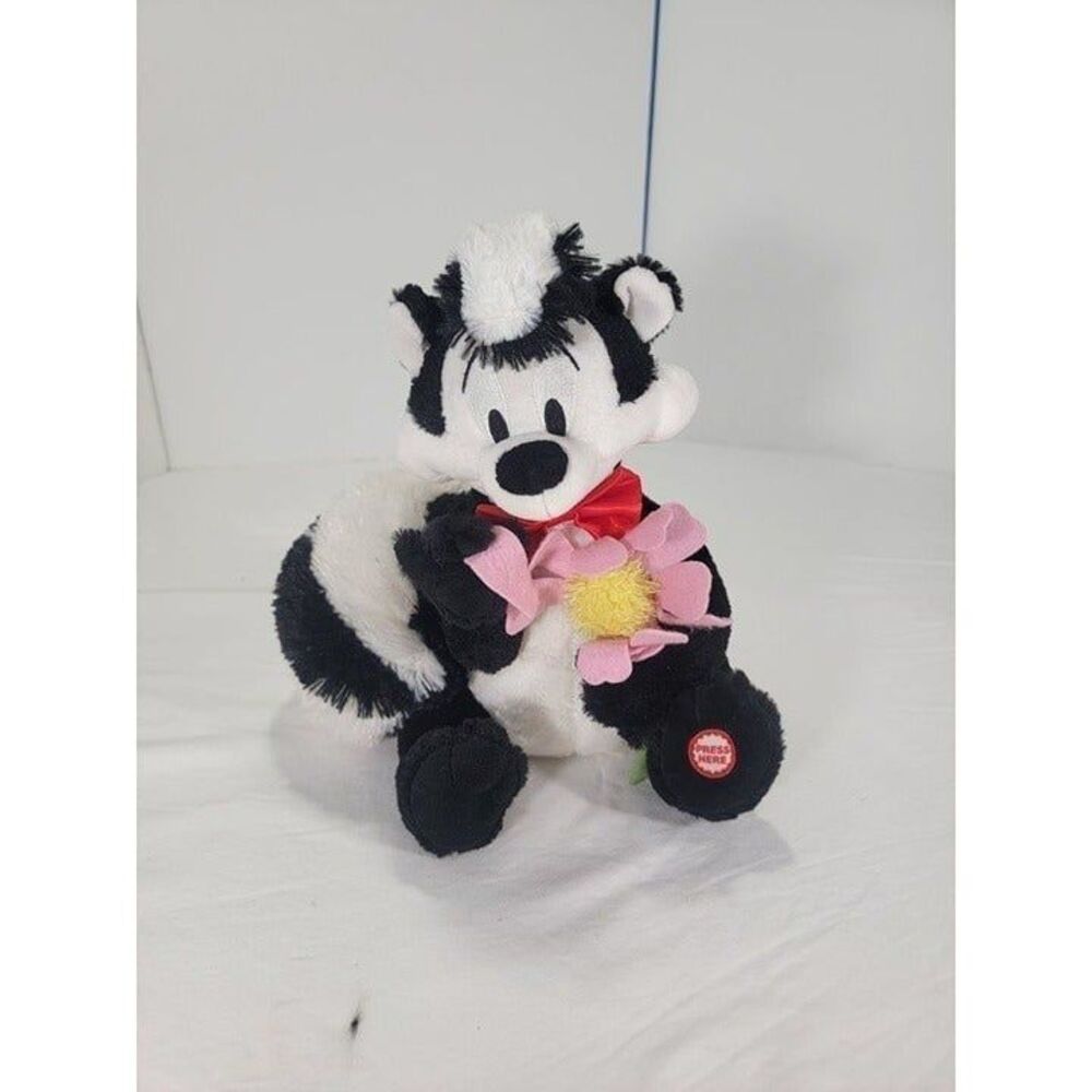 PEPE LE PEW Hallmark Talking Plush Stuffed Skunk Valentine Flower I Pick You Wor